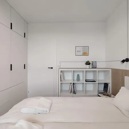 Elegant 3city With Parking In By Renters Apartment *